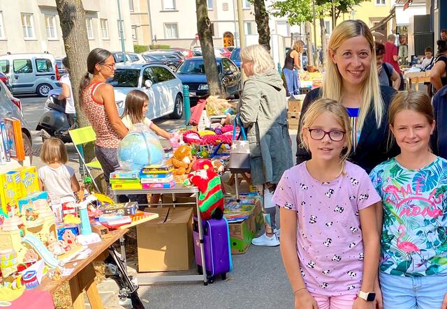 Der Kindersachen-Flohmarkt findet ab 2. August in den Sommerferien immer am Freitag am Südbahnhofmarkt statt. Der letzte Termin dafür ist der 6. September. | Foto: Stadt Linz