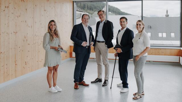 Nadine Stockinger, Human Resources Palfinger AG, Balthasar Gwechenberger, Vice President Global Service Palfinger AG, WKS-Bezirksstellenobmann Wolfgang Pfeifenberger, WKS-Bezirksstellenleiter Josef Lüftenegger und Madeleine Pritz, WKS-Bezirksstelle Lungau (v.l.).  | Foto: WKS/Kathrin Buschmann
