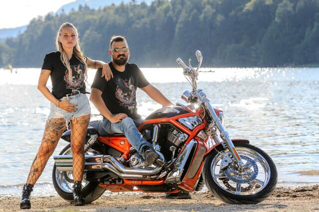 Cooles Duo vor traumhafter Kulisse: Official Faaker See Biker Girl 2024 Lena Johanna mit Biker Josef Gregori. | Foto: Krammer/ Magneto CPA