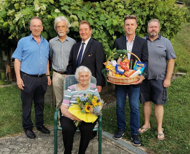 Zum 90er gratulierten Vizebürgermeister Josef Stöckelmayer, Gemeinderat Wolfgang Exler, Bürgermeister Ernst Bauer, Ortsvorsteher Wolfgang Gadinger und Gemeinderat Wolfgang Kalser. | Foto: Marktgemeinde Ulrichskirchen-Schleinbach
