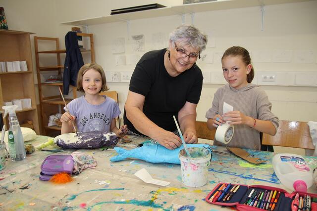 Drucktechnik: Angelika Fink mit Maria und Heidi.