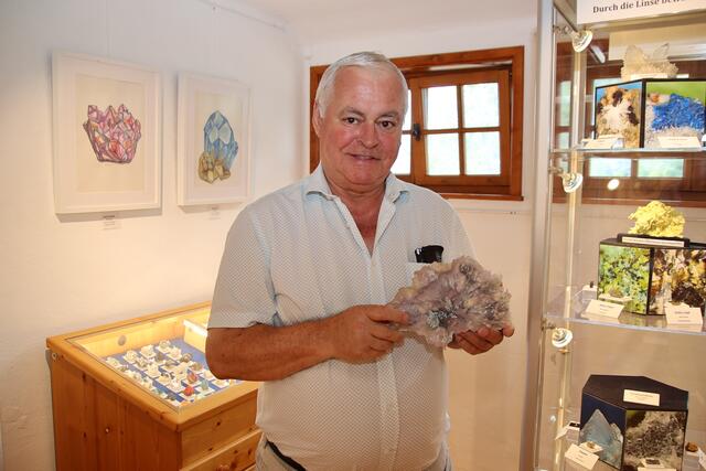 Eine Amethyst-Rose präsentiert Mineraliensammler Rudolf Hoffmann.