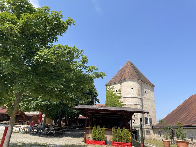 Das Schloss Neugebäude bietet für die Filmabende auch eine große Auswahl an Kulinarik.  | Foto: Karina Stuhlpfarrer