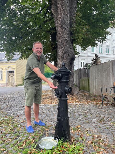 Bezirksvorsteher Nikolaus Ebert beim neuen Trinkbrunnen in Ober St. Veit | Foto: BV Hietzing