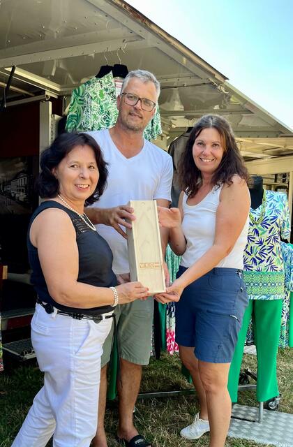 Fachgruppengeschäftsführerin Martina Rauchbauer, Jubilar Walter Rathmanner und die Obfrau des Landesgremiums des Markt-, Straßen- und Wanderhandels, Melanie Eckhardt. | Foto: WKB