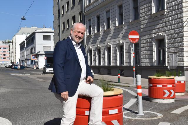 Bezirks-Vize Gerhard Blöschl (SPÖ) bei einer Barriere, die eine Durchfahrt durchs Supergrätzl unmöglich macht. | Foto: Karl Pufler/MeinBezirk