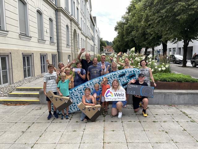 Die glücklichen Gewinnerinnen und Gewinner beim diesjährigen Sommermarkt-Gewinnspiel freuten sich sehr über ihre Preise. | Foto: MeinBezirk/Barbara Vorraber