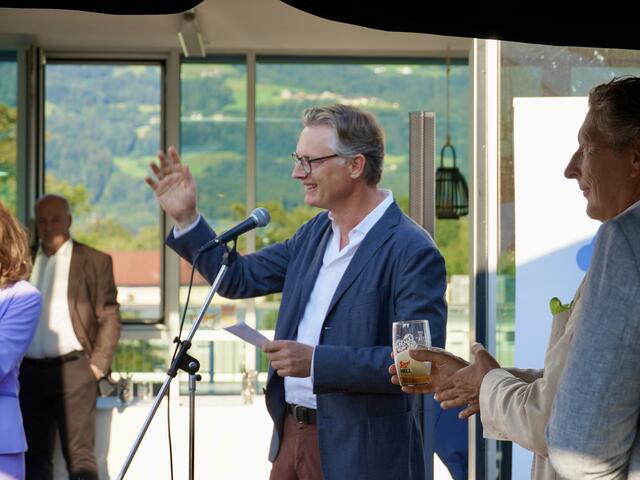 Johannes Hörl, Präsident des Management Club Salzburg, hieß die Gäste bei seiner Eröffnungsrede beim „MC Magic Sommerfest“ willkommen. | Foto: Carmen Kurcz