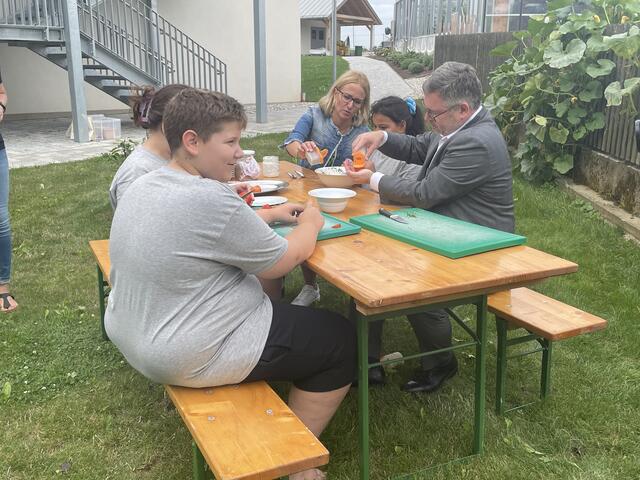 Alexandra Pernsteiner-Kappl mit Landesrat Ludwig Schleritzko und David, Sarah und Julia beim Schnittlauch-Aufstrich abschmecken. | Foto: Dietl-Schuller