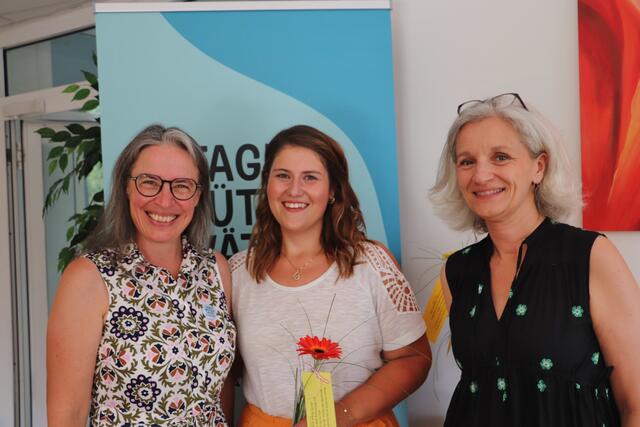 Für Tagesmutter Alina Lutz (m) aus Feldkirchen mit Barbara Brinner und  Sophie Teyssandier ist es eine schöne Aufgabe, kleine Kinder ein Stück zu begleiten.  | Foto: Edith Ertl