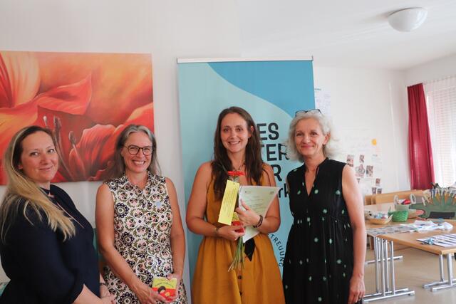 Die Bartholomäerin Mia Nina Rottenbacher absolvierte die Ausbildung zur Tagesmutter, Daniela Wohlmuth, Barbara Brinner und Sophie Teyssandier gratulierten. | Foto: Edith Ertl