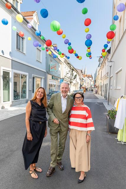 Sabine Raab (Sany's), Bürgermeister Klaus Schneeberger und Anneliese Blümel (Wohndekoration Blümel). | Foto: Stadt Wiener Neustadt/Weller