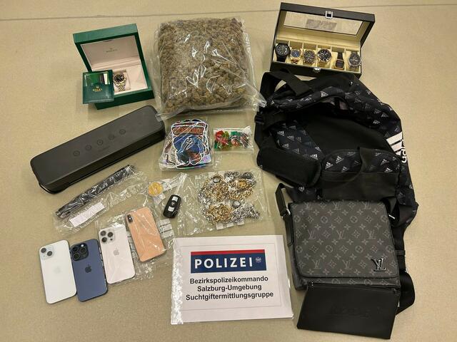 Trotz laufender polizeilicher Ermittlungen soll ein 22-Jähriger seinen Suchtmittelhandel weitergeführt haben und wurde Mitte Mai nach einer Hausdurchsuchung festgenommen.  | Foto: Polizei Salzburg