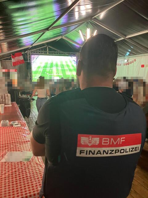 Im Rahmen der Schwerpunktaktion kontrollierte die Finanzpolizei vor allem Gastronomiebetriebe, aber auch Securityfirmen, Wettanbieter und Fanartikelverkäufer standen im Fokus. | Foto: BMF/Finanzpolizei