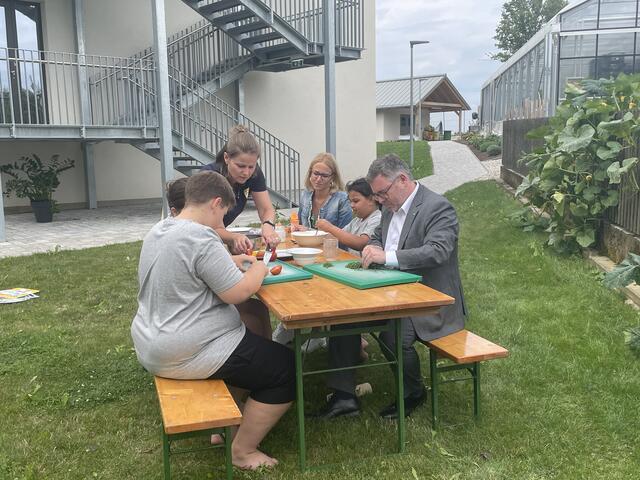 Betreuerin Sabine Zeller mit Alexandra Pernsteiner-Kappl, Ludwig Schleritzko und David, Sarah und Julia. | Foto: Dietl-Schuller
