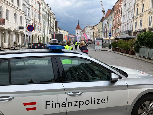 Im Vorfeld der Fußball-Europameisterschaft kündigte die Finanzpolizei an, Schwerpunktkontrollen bei Public Viewings in Österreich durchzuführen. Wie die Bilanz der Aktion zeigt, haben "nicht alle Betriebe einen 'Fair Play'-Gedanken bei ihren Geschäften an den Tag gelegt", heißt es in einer Aussendung des Finanzministeriums. | Foto: BMF/Finanzpolizei