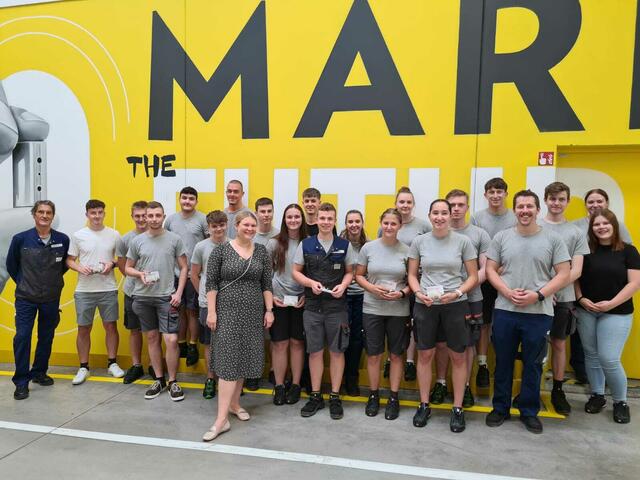 Die erfolgreichen Lehrlinge mit ihren Lehrlingsausbildern und der Geschäftsführung.
 | Foto: Mark Metallwarenfabrik GmbH