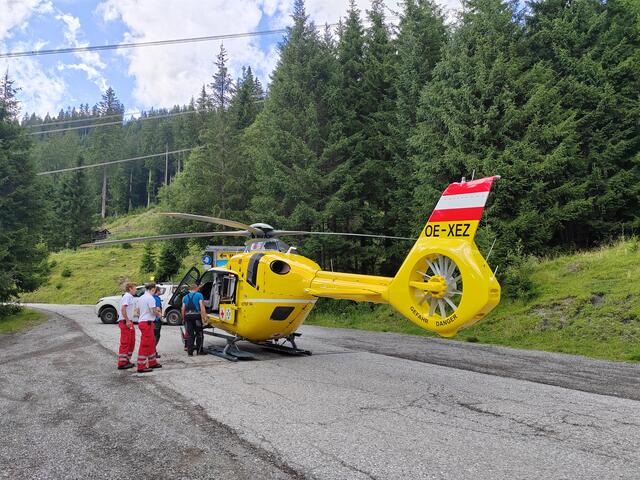 Der verletzte Motorradfahrer wurde in der Folge von der Besatzung des NAH Christophorus 4 erstversorgt und in die Klinik Innsbruck geflogen. | Foto: zoom.tirol