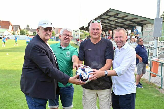 Toni Polster gemeinsam mit NÖFV Präsident Gartner, Bürgermeister Stefan Lang und Obmann Stv. Harald Sprung. | Foto: SC Retz