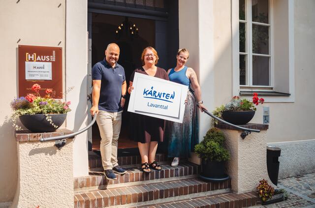 Geschäftsführer Robert Karlhofer, Mitarbeiterin Monika Jöbstl und Tourismusmanagerin Rebecca Maier (v.l.) | Foto: KSL