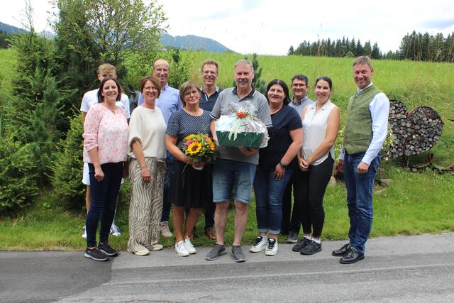 Im Bild zu sehen sind v.l.: Raphael Kosakiewic, Katharina Kovacs, Gabi Fuchs, Amtsleiter Peter Bauer, Beate Macheiner, Nachfolger als Schulwart Christian Macheiner, Matthias Macheiner, Birgitt Laßhofer, Markus Holzer, Iris Santner und Bgm. DI Andreas Kaiser | Foto: Marktgemeinde Mariapfarr