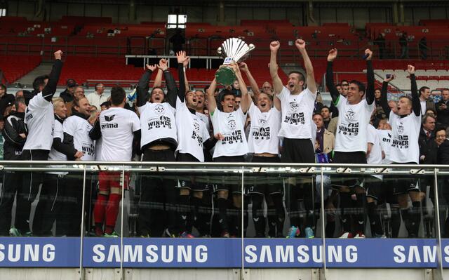 2013 gewann Regionalligist Pasching den ÖFB-Cup: Marco Perchtold mit dem Pokal. | Foto: GEPA