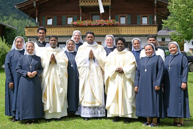 Die Gemeinschaft "Apostel der Hl. Familie" mit ihren drei Priestern. | Foto: Pfarre St. Ulrich