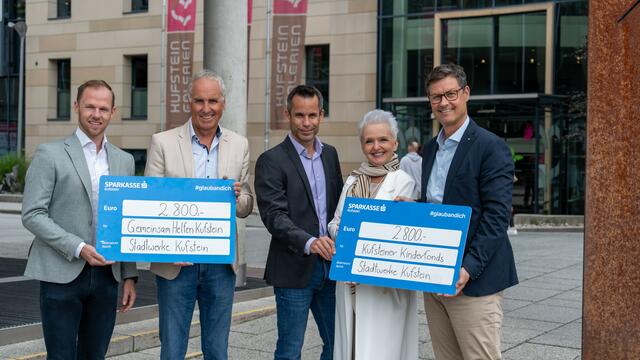 Daniel Gruber (Geschäftsführer Stadtwerke Kufstein, links) und Andreas Dorn (Prokurist Stadtwerke Kufstein, 3.v.r.) überreichten die Spenden an Erwin Obermaier (Gemeinsam Helfen Kufstein, 2.v.l.), Brigitta Klein (Kufsteiner Kinderfonds, 2.v.r.) und Mario Morandell (Rotary Club Kufstein, rechts). | Foto: Stadtwerke Kufstein