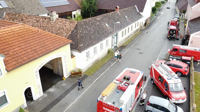 Dächer wurden durch den Hagel schwer beschädigt und mussten abgedeckt werden. | Foto: BFK WT / St. Mayer