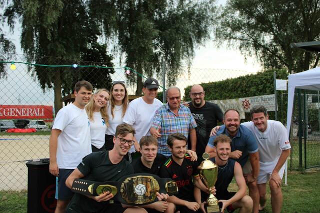 Reihe 2: Obmann Simon Triethaler, Obmann-Stv. Valerie Langstadlinger, Turnierleitung Larissa Kugler, Turnierleitung Clemens Langstadlinger, GGR Michael Damisch, GGR Thomas Ott, BGM Harald Lechner, GR Reinhard Buchinger; Reihe 1: Fabian Sieberer, Clemens Lippert, Bastian Lahsnig, Daniel Strohmayer | Foto: Jugend Asperhofen