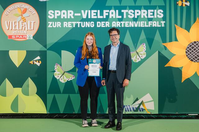 Spar-Vorstand Markus Kaser überreichte die Auszeichnungen für den SPARVielfaltspreis an die Salzburger Gewinnerin Julia Plaickner. | Foto: wearegiving