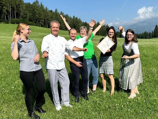Stolze Kreuzwirt-Projektgruppe: (v.l.)Martina Fercher (Service), Josef Kirchweger (Küchenchef), Drazan Hrzic (Restaurantleiter), Karin Prossegger (Leiterin Kinderbetreuung), Anja Linder (Rezeption) und Evelyn Aigner (Direktion) | Foto: Privat