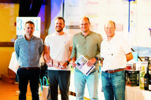 Sieger Texasscramble mit 48 Nettopunkten: Claus und Peter Israel: v.l. Präsident Andreas Schuhböck, Peter und Claus Israel, Manager Christian Rau | Foto: Thomas Peintinger