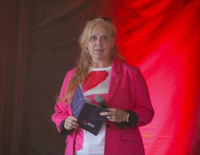 Weiz-Vizebürgermeisterin Monika Langs begrüßte den Kabarettisten in Krottendorf bei Weiz. | Foto: MeinBezirk/Hofmüller