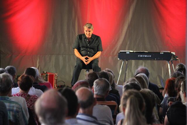 Der Kabarettist und Musiker Spörk kam in den Garten der Generation Krottendorf bei Weiz. | Foto: MeinBezirk/Hofmüller