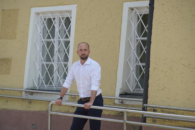 Bürgermeister David Egger vor dem alten Bezirksgericht in Neumarkt am Wallersee. | Foto: Emanuel Hasenauer