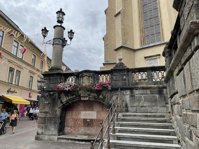 Oberhalb vom ehemaligen "Rautterhaus" soll Jakobus platziert werden. Der "Rautterbrunnen" am Hauptplatz (am Bild) spendet nicht nur Villachern im Sommer eine kühle Erfrischung. | Foto: MeinBezirk.at