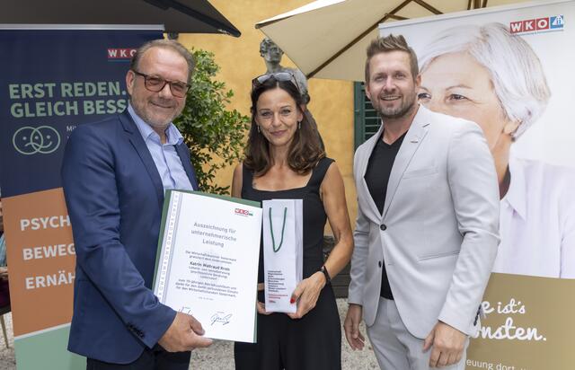 Lebens- und Sozialberaterin Katrin Krois aus Feldbach (M.) erhielt jetzt eine große Auszeichnung von Vizepräsident Andreas Herz (l.) und Landesinnungsgeschäftsführer Manuel Höfferer von der Wirtschaftskammer Steiermark. | Foto: Vitalakademie