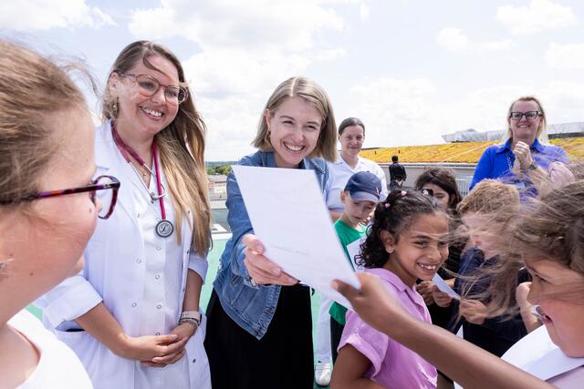 Vom Projekt hat sich auch Christine Haberlander überzeugt. | Foto: Krankenhaus Braunau
