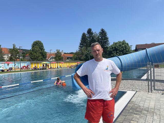 Bademeister Senat Basic klärt auf.  | Foto: Nina Taurok