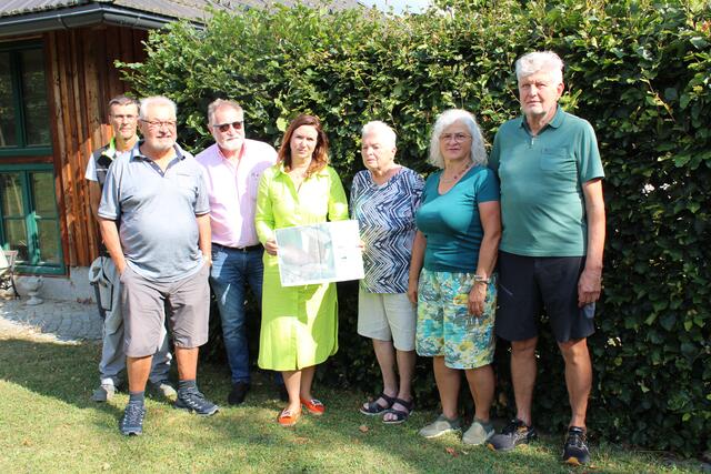 Karl Schneeberger, Franz Witzeneder, Harald Pramhaas, Eva Wartlik, Elfriede Witzeneder, Monika und Hans Haslhofer (v. l.) sind mit dem Standort der Anlage nicht einverstanden.  | Foto: Ulrike Plank