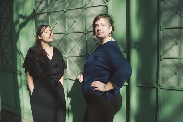 Die Wortpoetinnen Mieze Medusa und Yasmo stehen am 3. August als Slam- Team auf der FrischLuft-Bühne im Posthof. | Foto: Carina Antl