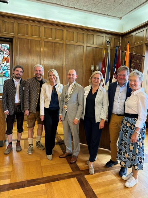 v.li.n.re.: Winzer Fabian Korb und Michael Fertl, Präsidialamtsleiterin Rosemarie Bachinger, Oberbürgermeister Stefan Belz, Kulturbeauftragte des Bürgermeisters GR Elisabeth Kreuzhuber, Stadtrat Helmut Mayer mit Gattin Hanna beim Empfang in Böblingen (Deutschland) im Rathaus | Foto: Stadt Krems