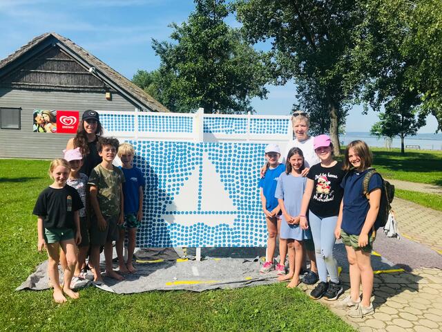 Schülerinnen und Schüler der 3. Volksschulklasse verwandeln Strandbad-Umkleidekabinen in bunte Kunstwerke. Im Bild mit VS-Lehrerin Paula Schwartz und Martina Schlegel vom Tourismusbüro | Foto: Gemeinde Weiden/See