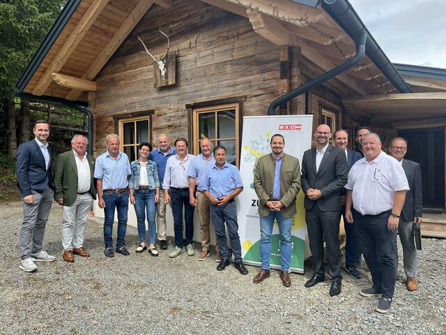WK-Bezirksobmann Walter Sabitzer (6. v. l.) und WK-Bezirksstellenleiter Robert Schratt (5. v. l.) luden zur Bürgermeister-Konferenz zur Rettung des Skibetriebs auf der Flattnitz.  | Foto: WKK