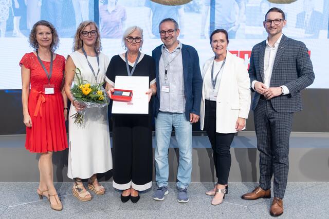 Leiterin der WKO Linz-Land Andrea Danda-Bäck, Julia Iraneck, Linda Iraneck, Vorsitzender der Berufsgruppe Schuhmacher und Orthopädieschuhmacher Andreas Mitterhauser, Vizepräsidentin der Wirtschaftskammer Oberösterreich KAngelika Sery-Froschauer, Obmann der WKO Linz-Land Jürgen Kapeller (v. l. n. r.). | Foto: cityfoto – Roland Pelzl