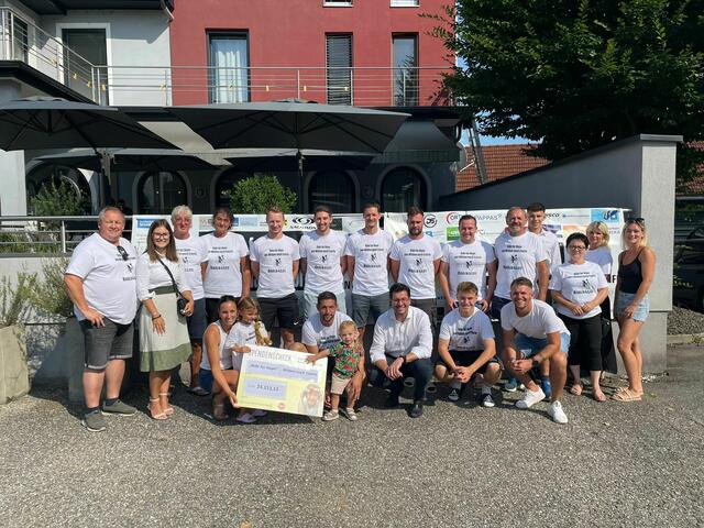 Strahlende Gesichter bei der Spendenübergabe an die Steirische Kinderkrebshilfe.