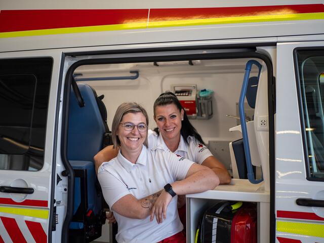 Der Wunsch für andere Menschen da zu sein und zu helfen, prägt das Leben von Judith(l.) und Manuela (r.). „Das Rote Kreuz machte uns zu Freundinnen – wir wären uns sonst nie begegnet.“
 | Foto: OÖRK/Traun