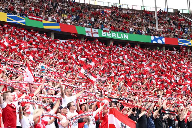Unmittelbar vor dem Abpfiff im Berliner Olympiastadion war im österreichischen Fanblock ein Banner mit der Aufschrift "Defend Europe" zu sehen. Dabei handelt es sich um einen Slogan der Identitären Bewegung (IB). Der ÖFB wurde nun im Nachgang mit einer Geldstrafe belegt.  | Foto: GEPA