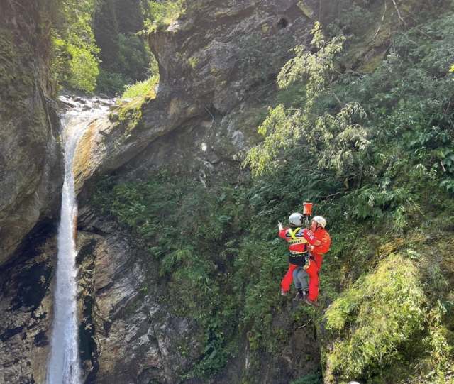 Mittels der Rettungswinde wurde der Tourist geborgen. | Foto: ARA Flugrettung